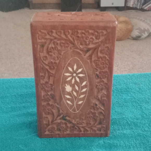 🧘 Vintage handcraved wooden floral inlaid hinged trinket storage box from India - Picture 2 of 5